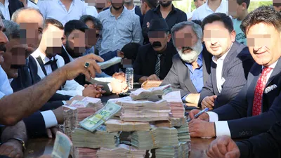 Aşiretlerin düğününde takı şov! Gelin ve damat ayakta duramadı