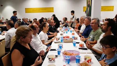 Beylikdüzü Belediye Başkanı Çalık Canlarla oruç açtı