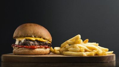 Fast-Food devi insanlara yemek yerine çöp servis etti