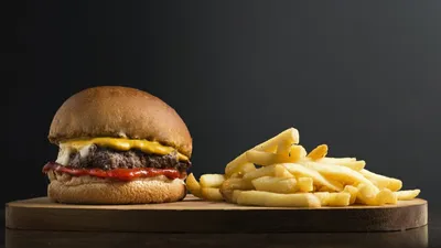 Fast-Food devi insanlara yemek yerine çöp servis etti