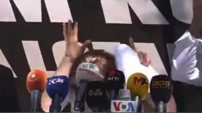 DBP'li Saliha Aydeniz'in üzerine platform düştü