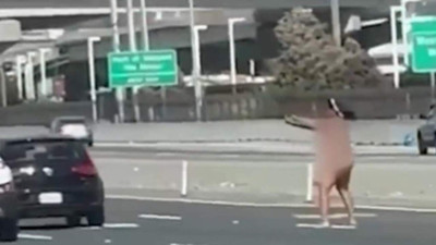 Otoyolda eli silahlı çıplak dehşeti! Araçlara ateş açtı