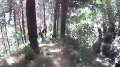 Ormanda cinsel ilişkiye giren çift, bisikletliyi görünce neye uğradığını şaşırdı