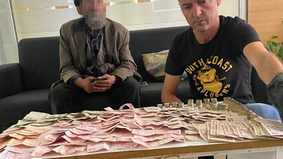 Dilencinin üzerinden tomarla para çıktı