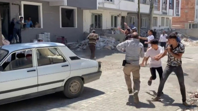 Güpe gündüz dehşet! Kız çocuklarını tekme tokat dövdüler