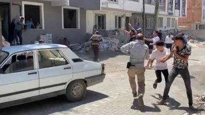Güpe gündüz dehşet! Kız çocuklarını tekme tokat dövdüler