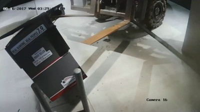 Forkliftle ATM hırsızlığı kamerada!