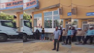 AK Partili çiftçi bir kamyon dolusu buğdayı AK Parti binasının önüne döktü