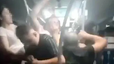 Metrobüs fena karıştı! Yumruk yumruğa kavga kamerada
