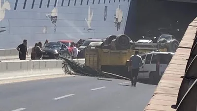 Hafriyat kamyonu alt geçitteki aracın üstüne uçtu!