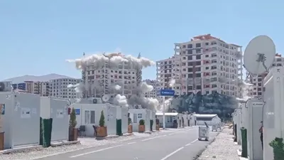 13 katlı 2 bina dinamitle yıkıldı