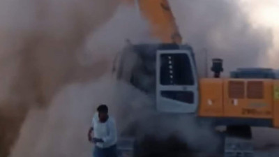 Kepçenin gölgesi yetti; o bina toz bulutuna dönüştü