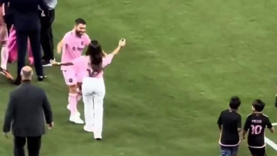 Messi'nin eşi az kalsın başkasını dudaklarından öpüyordu
