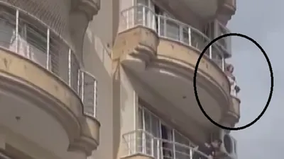 Annesini balkından atmaya çalıştı!