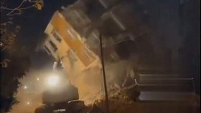 Deprem hasarlı bina iş makinesinin üzerine çöktü