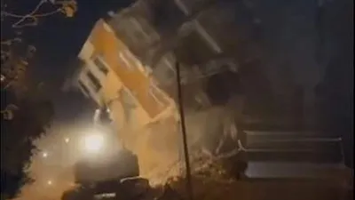 Deprem hasarlı bina iş makinesinin üzerine çöktü