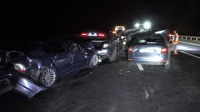 Anadolu Otoyolu'nda 11 araç birbirine girdi, ortalık savaş alanına döndü