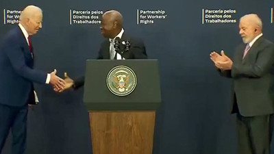 Biden yine yaptı yapacağını! Devlet başkanının elini sıkmadı