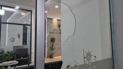 AK Parti'ye taşlı saldırı