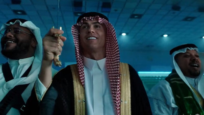 Ronaldo, Arap kıyafeti giyip kılıç kuşandı
