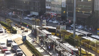 İstanbul'da otobüs tramvaya çarptı