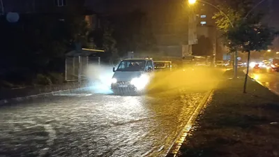 Samsun’da sağanak yolları göle çevirdi