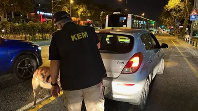 İstanbul Emniyeti'nden asayiş uygulaması: Araçlar didik didik arandı