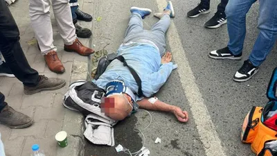 Minibüsün açık kapısından düşen adam yaşam savaşı veriyor