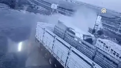 Yolcu otobüsü devrildi: 2 ölü, 25 yaralı var