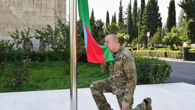 Aliyev Hankendi'de Azerbaycan bayrağını göndere çekti