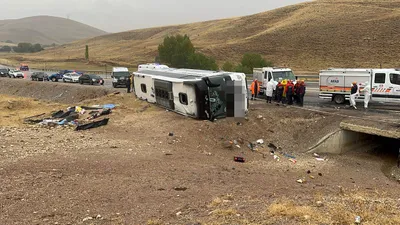 Yolcu otobüs devrildi; ölü ve yaralılar var