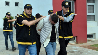 Eşcinsel ilişki vaadiyle tehdit edip gasp ettiler