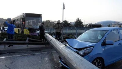 İETT otobüsü direği devirdi; yol kapandı