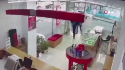 Çalınan telefonunun yerini uygulama ile bulan bir kişi hırsızı böyle dövdü