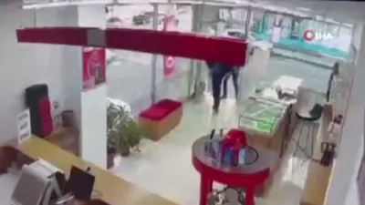Çalınan telefonunun yerini uygulama ile bulan bir kişi hırsızı böyle dövdü