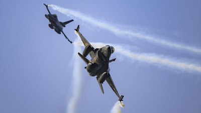 İstanbul Boğazı'nda Türk Yıldızları, SOLOTÜRK, F-16 ve F-4E jetleri şov yaptı