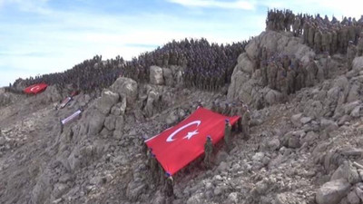Binlerce Türk komandosundan gövde gösterisi!