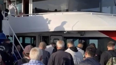 Yolcu teknesinde korku dolu anlar! Dümeni kilitlendi