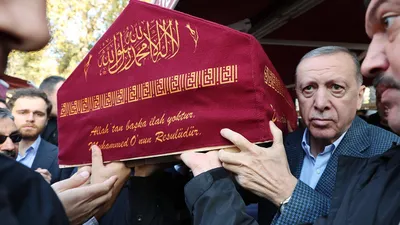 Erdoğan, Hacer Coşan'ın tabutuna omuz verdi