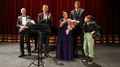 CHP lideri Özgür Özel, dünyaca ünlü soprano Pervin Chakar’ın Kadıköy’de verdiği konsere katıldı