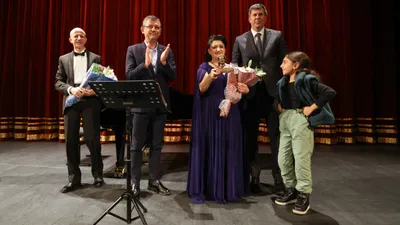CHP lideri Özgür Özel, dünyaca ünlü soprano Pervin Chakar’ın Kadıköy’de verdiği konsere katıldı