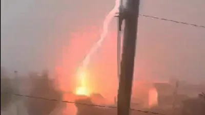 Fırtınada yıldırımın düştüğü an kamerada