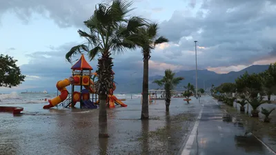 İskenderun Körfezi'nde denizle kara birleşti