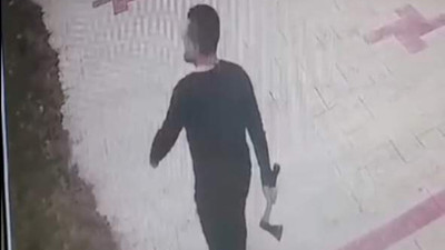 Ev sahibi kiracısını balta ile yaraladı; olay anı kamerada