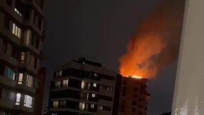İstanbul'da 14 katlı binaya yıldırım düştü! O anlar kamerada