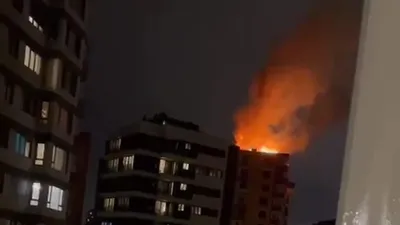 İstanbul'da 14 katlı binaya yıldırım düştü! O anlar kamerada