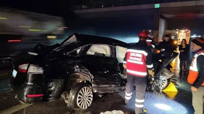Anadolu Otoyolu'nda kaza: Hurdaya dönen otomobilden 3 kişi yaralı olarak kurtuldu