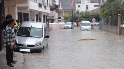 Mersin’de şiddetli yağış sele döndü