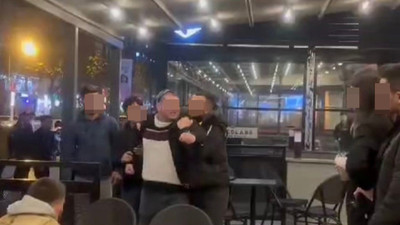 Starbucks protestosunda skandal görüntü: Müşterilere küfür etti, polise saldırdı!
