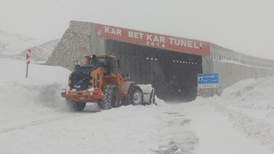 Çığ düşmesi sonucu kapanan Van-Bahçesaray karayolu ulaşıma açıldı
